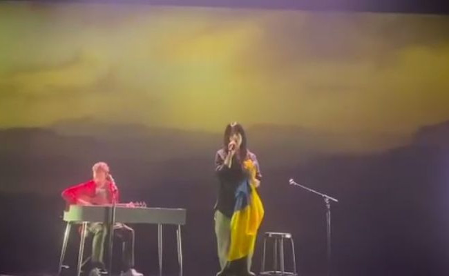 Известная певица Билли Айлиш спела на концерте с украинским флагом, видео