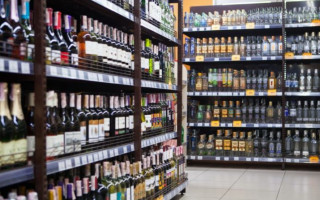 В Киеве продлили время продажи алкоголя в магазинах