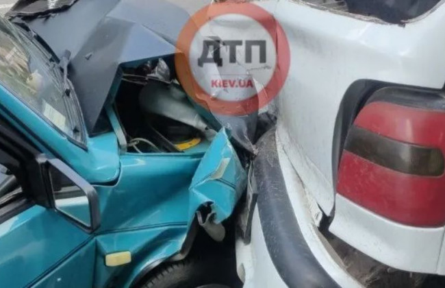 В Киеве произошло серьезное ДТП: столкнулись ВАЗ и Skoda, фото