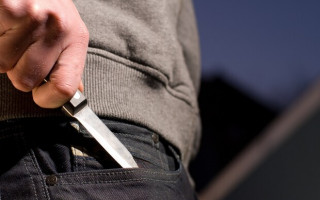 В Киеве мужчину на улице ударили ножом