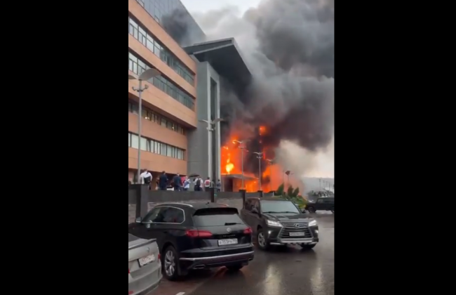 В Москве сильно полыхает один из бизнес-центров города, видео
