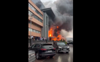 В Москве сильно полыхает один из бизнес-центров города, видео