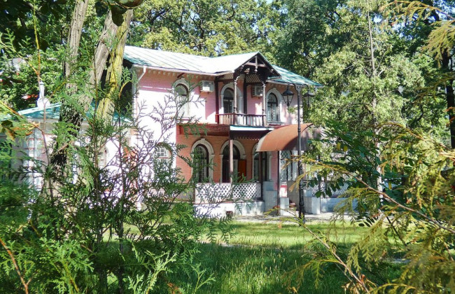 Столичная прокуратура через суд требует от «Дачи с мезонином» заключить охранный договор