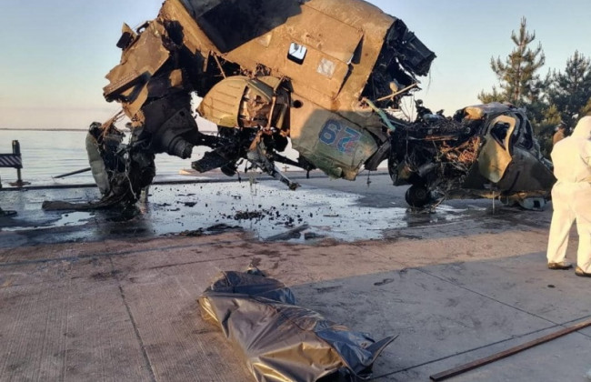 Из Киевского водохранилища достали российский вертолет