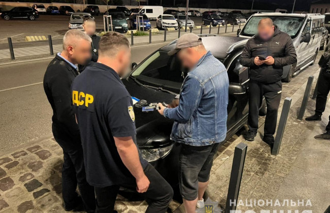 Понад 7000 доларів за «інвалідність»: на Закарпатті незаконно переправляли чоловіків за кордон