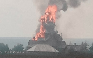 Войска РФ обстреляли Святогорскую лавру: вспыхнул пожар, видео
