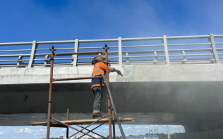 В Киеве коммунальщики отмывают путепроводы от граффити, фото