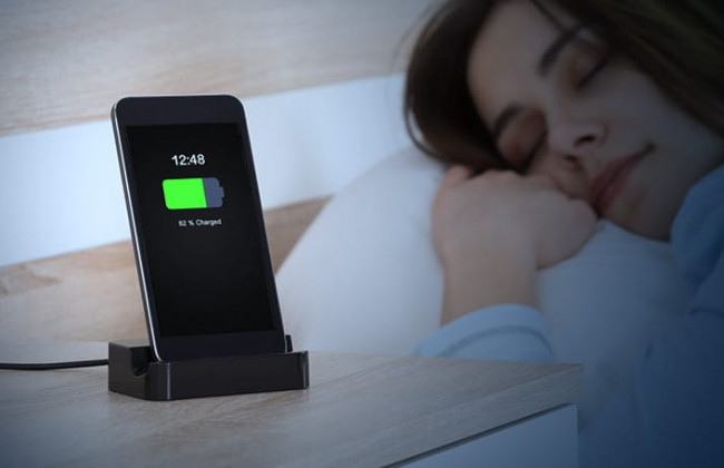 Это большая ошибка: почему нельзя держать телефон на зарядке всю ночь