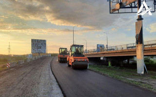 В Киевской области заасфальтировали объездную дорогу возле разрушенного моста через реку Ирпень, фото