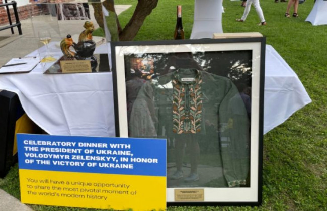 Вышиванку Зеленского продали за $100 000