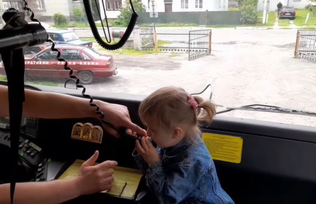 4-летняя девочка спела песню «Ой у лузі червона калина» в громкоговоритель пожарного авто, видео