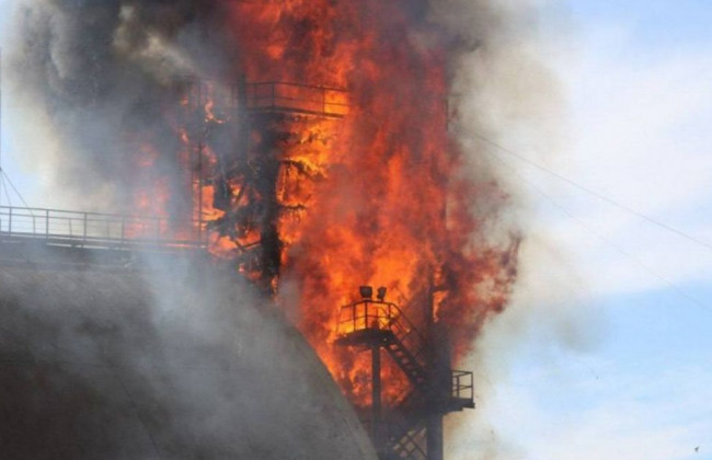 Российские войска ударили по терминалу з зерном в Николаеве: фото пожара