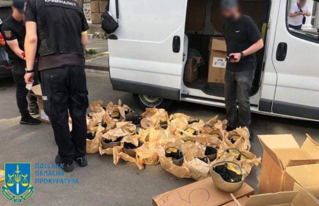 Шоломи, бронежилети, аптечки та продукти: на Одещині директор благодійного фонду продавав гуманітарну допомогу