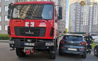 Под Киевом спасатели не смогли вовремя доехать на место пожара из-за «героев парковки», видео
