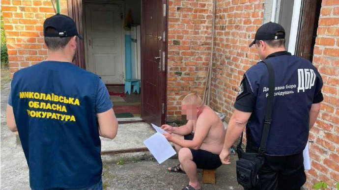 Двоє поліцейських віддали табельну зброю росіянам під час окупації міста, — Офіс Генпрокурора