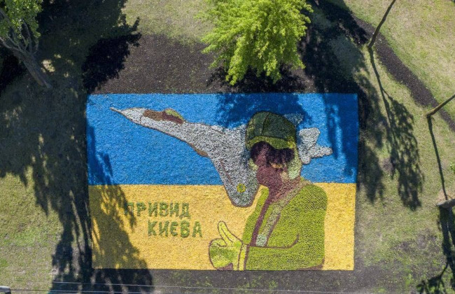 В Киеве посвятили цветочную инсталляцию легендарному «Призраку Киева»: фото