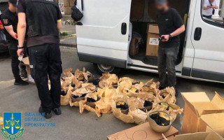 Шоломи, бронежилети, аптечки та продукти: на Одещині директор благодійного фонду продавав гуманітарну допомогу