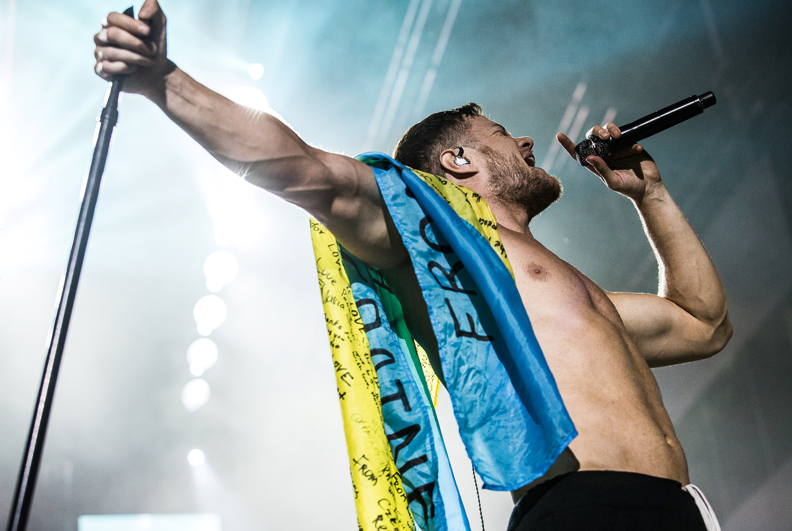 Солист Imagine Dragons выступил на концерте с украинским флагом, видео