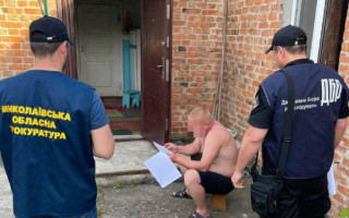 Двоє поліцейських віддали табельну зброю росіянам під час окупації міста, — Офіс Генпрокурора