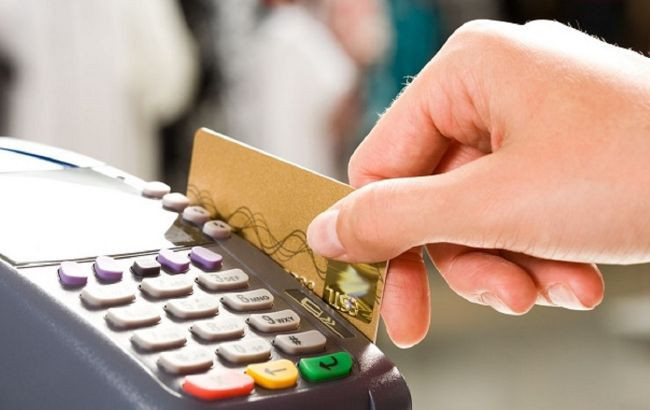 Кабмін пропонує зобов’язати торговців в усіх населених пунктах приймати банківські картки до оплати до серпня 2024 року: є винятки