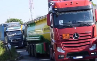 Прикордонники повідомили, що бензовози в Україну пропускають в пріоритетному порядку