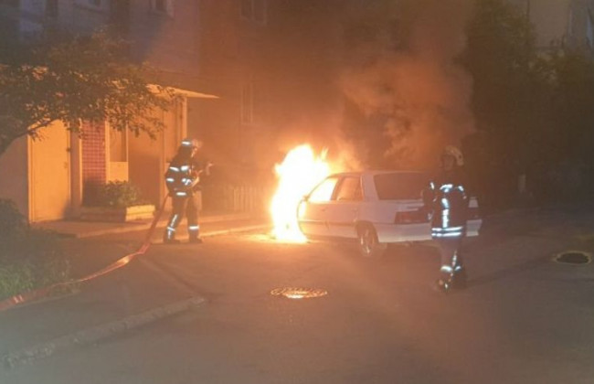 В Киеве возле многоэтажки загорелся автомобиль, фото