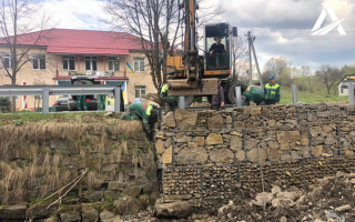На Закарпатье укрепили дороги подпорными стенками, фото