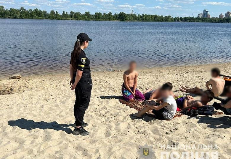 В Киеве правоохранители патрулируют столичные пляжи, фото