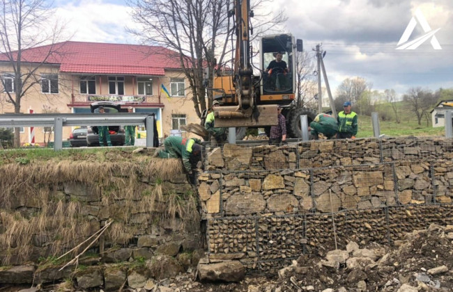 На Закарпатье укрепили дороги подпорными стенками, фото