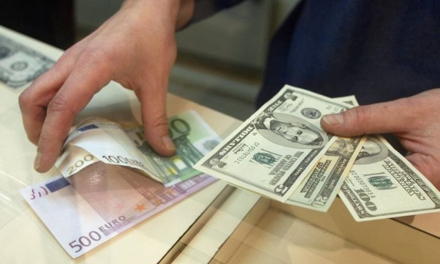 У травні українці активніше продавали валюту, аніж купляли