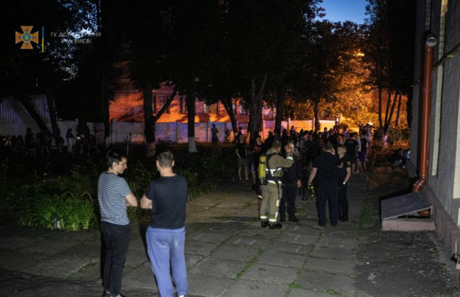 В Киеве вспыхнуло общежитие, фото