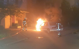 В Киеве возле многоэтажки загорелся автомобиль, фото