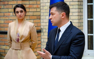 Мендель выставила на торги свой скандальный жакет