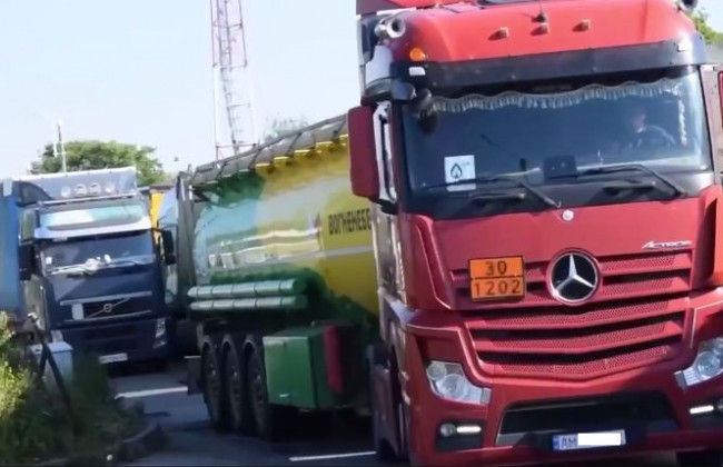 Прикордонники повідомили, що бензовози в Україну пропускають в пріоритетному порядку