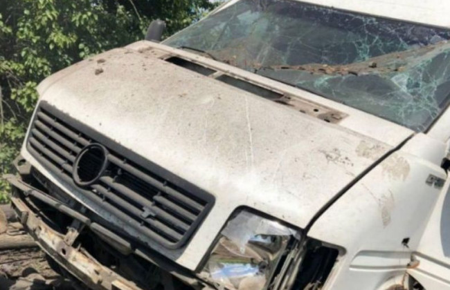 Под Киевом микроавтобус подорвался на мине, фото