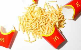 Российский McDonald's подал заявки на регистрацию двух новых логотипов, фото