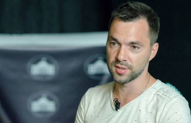 Арестович заявил, что вопрос выезда за границу мужчин «сдвинулся с мертвой точки»