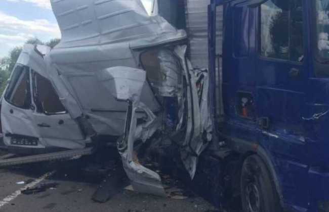Фура раздавила микроавтобус: под Киевом произошло серьезное ДТП, фото