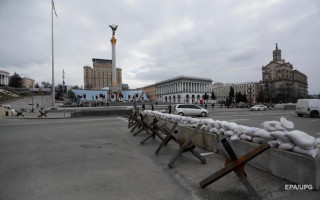 У Києві невідомі розкрадають блокпости: забирають навіть протитанкові їжаки