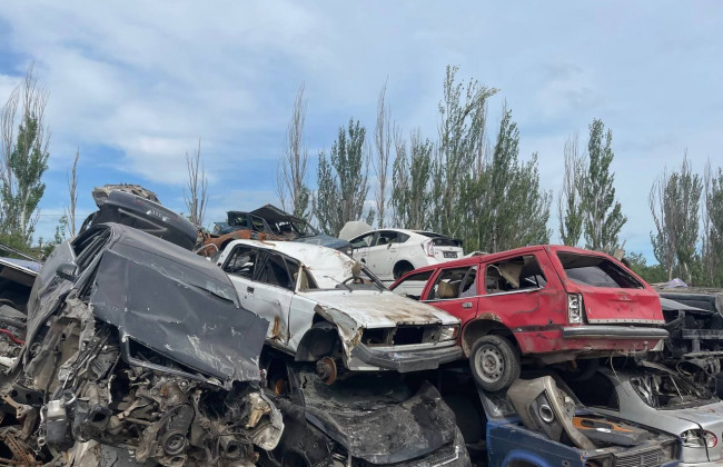 В Мариуполе оккупанты создали кладбище автомобилей: фото