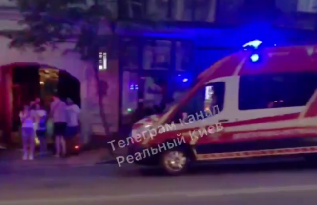 Сильно воняет гарью: в Киеве на Михайловской собрались оперативники, видео