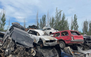 В Мариуполе оккупанты создали кладбище автомобилей: фото