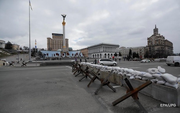 У Києві невідомі розкрадають блокпости: забирають навіть протитанкові їжаки