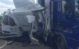 Фура раздавила микроавтобус: под Киевом произошло серьезное ДТП, фото