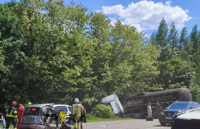 Фура врезалась в легковушку: под Житомиром произошло серьезное ДТП, фото
