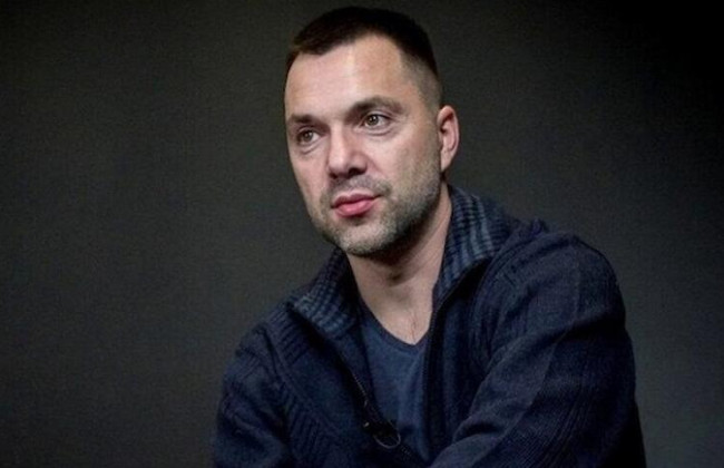 Арестович: «Белорусский народ для нас братский, ни один разорвавшийся снаряд не должен омрачить наши взаимоотношения»