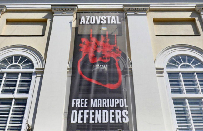 У Києві й Львові з'явилися банери про оборонців Маріуполя: фото