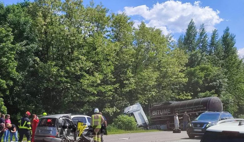 Фура врезалась в легковушку: под Житомиром произошло серьезное ДТП, фото