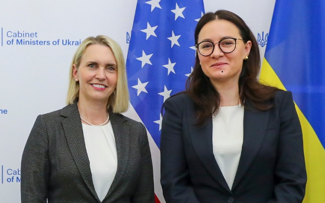В Украину начали поступать первые транши от выделенных 40 млрд долларов, — посол США Бриджит Бринк