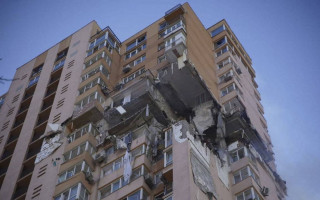 Розберуть верхні поверхи: у Києві відновлять будинок на Лобановського, що постраждав від обстрілу